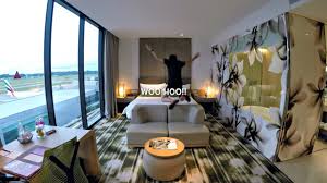 Toto ubytovanie je známe svojím rodinným prostredím, kde nechýbajú rôzne zariadenia a vybavenie pre cestovateľov ako ste vy. Plane Spotting In My Hotel Room Crowne Plaza Changi Airport Youtube