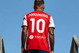 Hai, infatti, la possibilità di rendere felici i piccoli tifosi sardi grazie al kit gara cagliari calcio bambino. Tiscali Nuovo Back Jersey Sponsor Del Cagliari Calcio Tiscali Sport