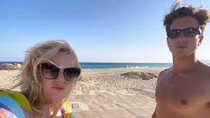 Rebel wilson zeigt ihre neuen kurven im badeanzug. Sexy Pool Schnappschuss Rebel Wilson Flasht Im Badeanzug Promiflash De