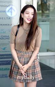 Jisoo berada di london pada waktu yang sama dengan pertandingan setelah. Blackpink S Jisoo Shows Off Her Support For Son Heung Min During His Tottenham Game Koreaboo