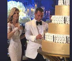 Ο επιχειρηματίας αγόρασε από τον διάσημο ιταλό σχεδιαστή ρομπέρτο καβάλι γιοτ. Showtime Cy Xlidatos Gamos Sto Londino Me Ton Kyprio Megistana Andrea Panagiwtoy Guest H Foyreira Fwtografies Binteo