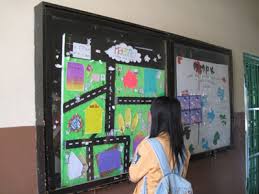 Atau sedang mencari rekomendasi contoh mading, biar keren madingnya? Majalah Dinding Dan Cinta Yang Menggantung