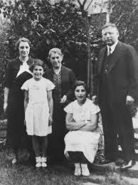 Hallo,wir suche schon seit eine gefüllte ewigkeit einen haus. Stolpersteine Krefeld Die Geschichte Von Familie Meyer Villa Merlander