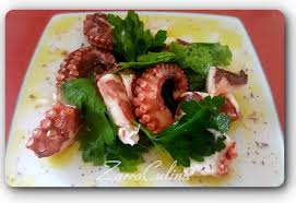 Frischer Tintenfischsalat Mit Zartem Pulpo Und Etwas Knoblauch Und Gutem Olivenol Der Klassiker I Lebensmittel Essen Tintenfisch Rezepte Mediterrane Gerichte