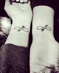 Un tatouage d'infini peut donc montrer que vous croyez que tout est possible dans la vie, que vous ne vous mettez aucune barrière, un gage de liberté en somme. 20 Super Idees De Tatouages Fabuleux Avec Le Signe De L Infini Les Eclaireuses Tatouage Amitie Tatouage Infini Tatouages Bff