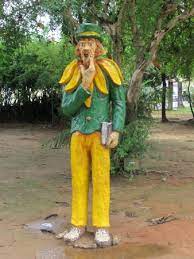 Um boneco feito de sabugo de milho, com cartola na cabea e um sinal de coroa na testa. Estatua Do Visconde De Sabugosa Picture Of Museu Historico Folclorico E Pedagogico Monteiro Lobato Taubate Tripadvisor