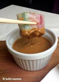 Des Rouleaux Frais Et Sains Accompagnes D Une Delicieuse Sauce Thai Beurre De Cacahuete Sauce Au Beurre Sauce Rouleau De Printemps
