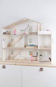 Wir haben die anleitung dazu! Diy Puppenhaus Im Skandi Look Mit Bauanleitung Diy Puppenhaus Puppenhaus Puppenhaus Bauen