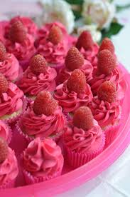 Hello Idee Pour Un Buffet Theme Rose Des Cupcakes Framboise Creme Au Beurre La Recette Pour Une Vingtaine De C Cupcake Framboise Recette Cupcake Cupcakes