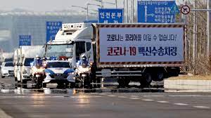 코로나19 백신 첫 접종을 앞두고 백신을 안전하게 옮기는 모의훈련이 진행된 겁니다. ë°±ì‹ ì„ ì§€ì¼œë¼ ìˆ˜ì†¡ ëª¨ì˜í›ˆë ¨ êµ°ì‚¬ìž'ì „ ë°©ë¶ˆ ì—°í•©ë‰´ìŠ¤tv