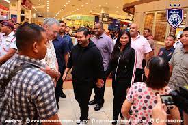 As of 2021, seth rogen's net worth is approximately $80 million. A Crown Prince From Malaysia Spent 160 000 On Strangers Groceries