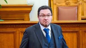 Министъра на вътрешните работи днес сравни Гаранционния фонд с МВР — все  едно да объркаш застраховател с полицай, защото и двамата носят папки.  Гаранционният фонд плаща, когато катастрофираш и няма нищо общо