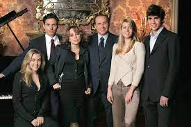Laureato in discipline economiche e sociali all'università bocconi di milano, senza fonte è stato dirigente della gioventù repubblicana e ha lavorato dal 1987 al 1992 nel gabinetto del presidente del senato giovanni spadolini. Luigi Berlusconi Il Figlio Piu Piccolo Del Cavaliere Sara Presto Papa
