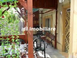 Locatia este special facuta pentru cazare fiind ca si un mic complex. Casa De Vanzare In Zona Centru Din Eforie Nord