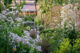 Farlamandchandler Albert Street Whitstable Hay Palissade Bench Woven Willow Fence Jpg Country Garden Design Garden Design Courtyard Garden