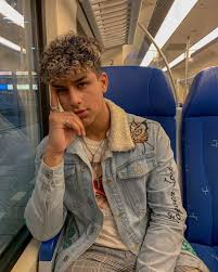 Estilo de cabello desordenado hacia un lado. Pin En Pelo Camilo