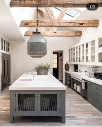Cuisine Ferme Renovee Grise En 2020 Style Cuisine Cuisines De Ferme Modernes Interieur De Ferme