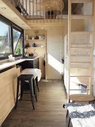 Bienvenue Dans La Tiny House Scandinave D Agnes Alias La Prune Du Jardin Hello Blogzine En 2020 Interieurs De Toute Petite Maison Maisons Minuscules Maison