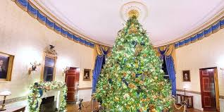 Dalam tradisi barat, perayaan natal dirayakan dengan pohon natal, kartu natal ataupun bertukar hadiah kepada teman dan keluarga. Dihiasi 62 Pohon Intip Dekorasi Natal Di Gedung Putih Halaman All Kompas Com