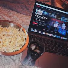 Als je het letterlijk neemt dan betekent het niets meer of minder dan een avondje films kijken via de populaire streamingdienst netflix. Hil On Twitter Netflix And Chill Yang Di Maksud Yang Di Pikir Jaehyun Sijeuni