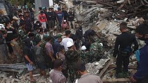 Gempa bumi berkekuatan magnitudo 6,2 mengguncang wilayah kabupaten majene, provinsi sulawesi barat, pada jumat (15/1/2020) pukul 01.28 wib. Foto Tangis Dan Duka Korban Gempa Sulawesi Barat