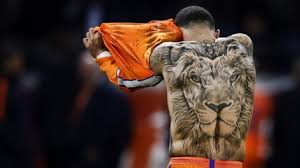 Memphis depay ist ein niederländischer fußballspieler, der im angriff zum einsatz kommt. Depay Gaat In Op Veelbesproken Tattoo Ben Grootgebracht In De Jungle