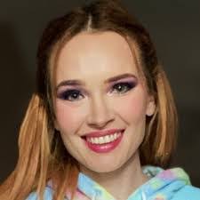 Lauren Tye's Instagram, Twitter & Facebook