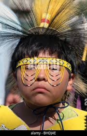 Un Native American Indian boy en pleine robe pow-wow Photo Stock