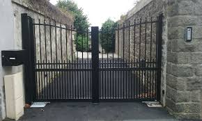 Portail Automatique En Alu Noir Aspect Fer Forge Avec Moteurs Enterres Plus Leger Que L Acier L Alumi Portail Automatique Amenagement Cour Portail Coulissant