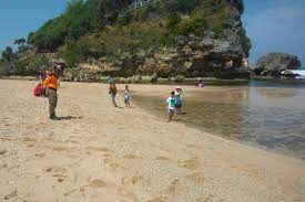Raja kala itu, prabu brawijaya v, dikisahkan ingin menghindari konfrontasi dengan sang putra. Perhatikan Hal Ini Saat Mengunjungi Kawasan Pantai Di Gunungkidul Halaman All Kompas Com
