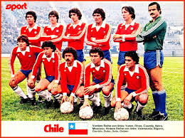 Tras el término del encuentro, dos futbolistas se acercaron a los referentes de la selección. Equipos De Futbol Seleccion De Chile