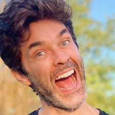 Lo más importante de cada día, la lectura necesaria en la vuelta a casa. Estallaron Los Memes Por El Llamativo Look De Mariano Martinez Diarioshow El Portal De Espectaculo