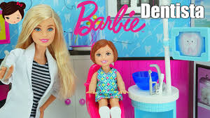 Juegos de barbie, consigue vestir a barbie o manejar su bicibleta con sus juegos para chicas chick, los juegos de barbie esta ordenados en una estupenda diseña unos preciosos vestidos para barbie y su hija en este juego de diseñador de modas. Muneca Barbie Juego De Doctora Serie Con Munecas Barbie Youtube