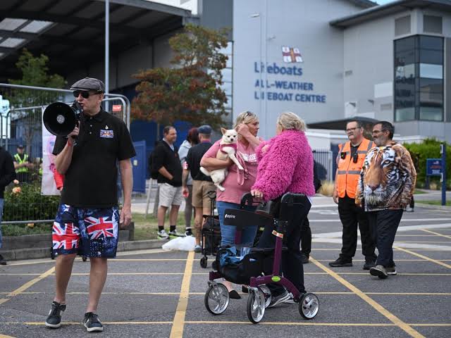RNLI steps up security after abuse by far-right agitators over small boat  rescues | Immigration and asylum | The Guardian