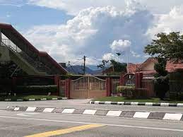 Mohd akmal berkata, mereka sudah menjalani kuarantin sejak ahad lalu berikutan sebahagiannya bergejala dan mempunyai kontak rapat. Sekoiah Izzuddin Shah Sekolah Raja Perempuan Taayah Ditutup