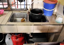 Bila bau busuk dan hapak dalam kereta dah hilang, bolehlah tambah keharuman menggunakan perahkan pati lemon tadi dengan sedikit air dan campurkan sedikit cuka kerana ia boleh melawan kulat dan bau baca juga: Awas Tanpa Anda Sedari 8 Tempat Ini Ada Banyak Kuman I Suke Mstar