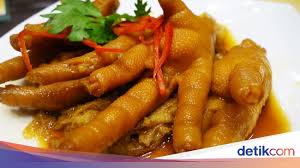 Bersihkan ceker hingga bersih, memarkan ceker dengan pemukul daging. 3 Olahan Ceker Ayam Yang Enaknya Bikin Ketagihan