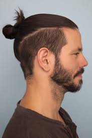 Esse corte é feito com o auxílio da máquina, concentrando o volume leve no topo da cabeça na parte da frente. Conheca Os Principais Nomes De Cortes De Cabelo Masculino