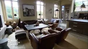 Venez découvrir le confort de nos salons chesterfield et club ainsi que la beauté de nos meubles de style anglais. Salon Dans Un Style Anglais Avec Son Canape Chesterfield Small Round Kitchen Table Pine Dining Table Living Dining Room