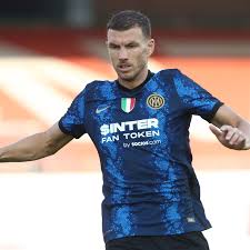 This footballer began his career as a midfielder. Emywbbh6s7qqcm