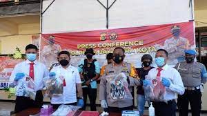 Korban tewas akibat gagang cangkul yang dimasukan ke dalam kemaluannya. Foto Viral Pembunuhan Di Masukin Botol Duh Pria Ini Tega Bunuh Cewek Gara Gara Sering Ditolak
