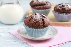 De Delicieux Petits Gateaux Au Chocolat Avec Un Coeur Fondant Servis Avec Une Creme Anglaise Et Une Boule De Glace Muffin Chocolat Recette Muffin Muffins