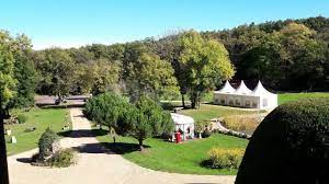 Un barnum peut être loué pour les festivités en extérieur. Domaine De La Pradat Haute Abc Salles