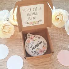 Produit entièrement fait main dans notre atelier en provence ! Cadeau Demande Temoin Coffret Cadeau Temoin 45mm Cadeaux Personnalisables En Ligne Cadeaux Pour Evenements Sweet Chic Accessoires