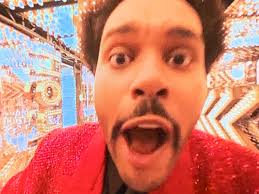 The pop star performed starboy and the hills surrounded by neon signs. Chpfky1ajww Bm