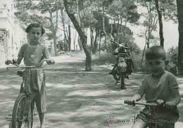 Niños jugando en la calle. Ninos Jugando Con Bicicletas En Una Calle Moto Buy Old Silver Gelatin Prints At Todocoleccion 32047799