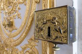 Porte Du Vestibule De La Chapelle Royale Chateau De Versailles Departement Des Yvelines Fr Serrure Ancienne Versailles Le Grand Trianon