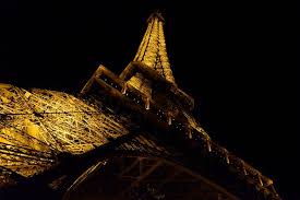 The tower, no matter what angle you look at it, appears so incredibly surreal. Eifelturm Bei Nacht Schelagowski Fotografie