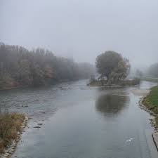 Munich Germany Munchen Deutschland Untere Au Weideninsel An Der Isar Im Nebel Munchen Deutschland Munchen Nebel