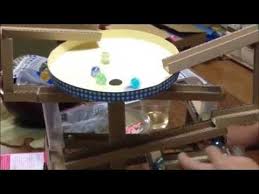 前回作ったシンプルなビー玉ころがしを改良しました 中央に筒 紙管 を立て 厚紙で作った皿みたいなパーツを設置 皿に直接投げ込んでもいいのですが スタートとなるレールを2本新たに追加しました ビー玉 作る 皿